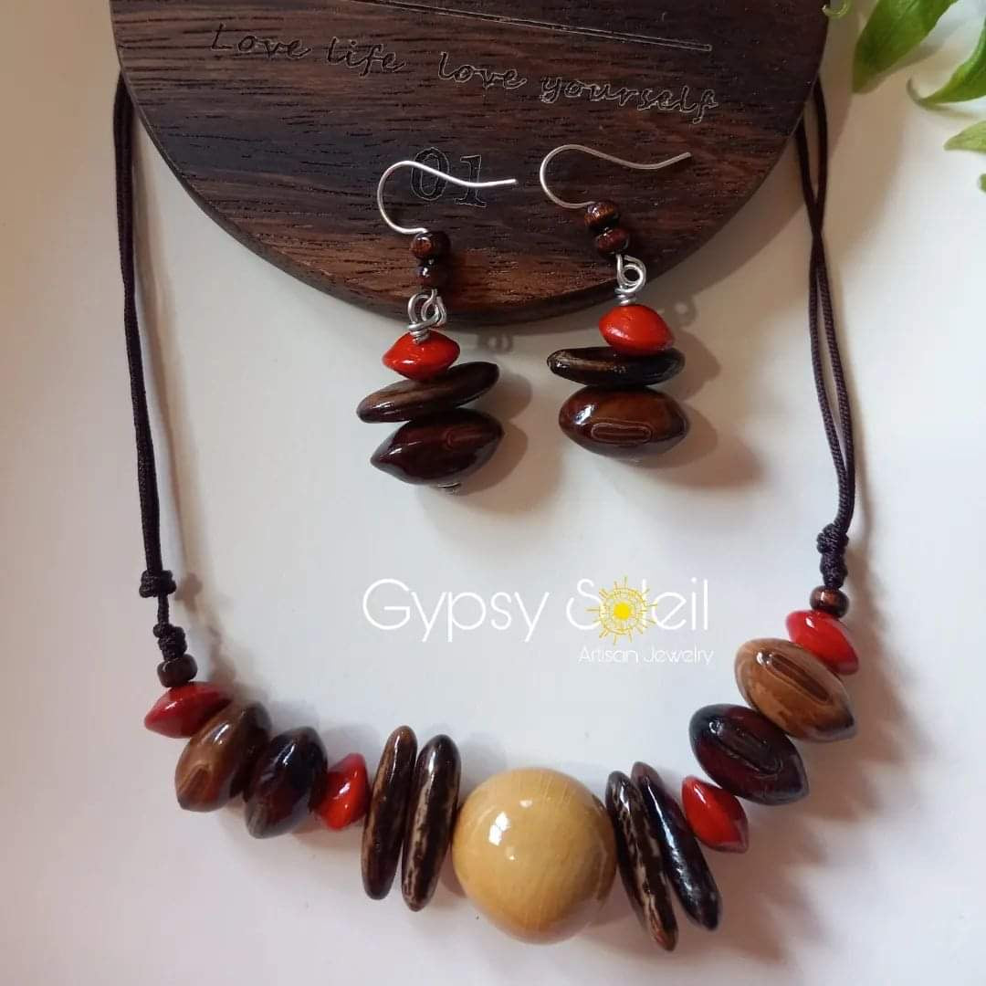 Set hecho con semillas de granate, flamboyan, haba de playa