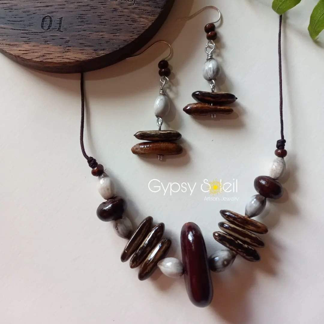 Set con semillas de flamboyan, camándula, palmero y gallito de algarroba